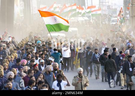 Punjab, Indien. 19. Januar 2023. PATHANKOT, PB - JANUAR 19: Rahul Gandhi, Kongressführer, der Bharat Jodo Yatra von Ferozepur bis zur Grenze Jammu, Januar 19. 2023. Die Yatra ist ein politischer Wahlkampf. Der 3.500km km lange marsch beginnt in Kanyakumari in Tamil Nadu nach Jammu und Kaschmir. (Foto: Elke Scholiers/Sipa USA) Guthaben: SIPA USA/Alamy Live News Stockfoto