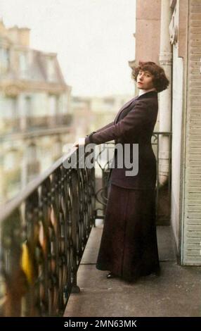 Portrait de Colette sur un Balcon vers 1900 Stockfoto