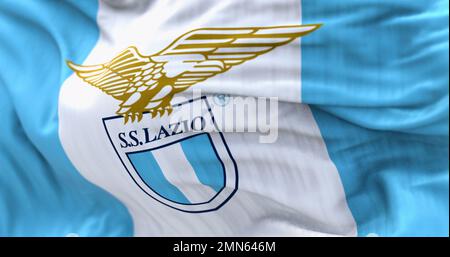 Rom, Italien, Juli 2022: Detail der SS-Lazio-Flagge, die wackelt. SS Lazio ist ein professioneller Fußballverein mit Sitz in Rom. Zur Veranschaulichung. Geriffelter Stoff Stockfoto