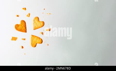 Kekse in Form eines Herzens, handgemachte Kekse zum Valentinstag, Muttertag, Süßigkeiten Stockfoto