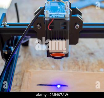 Lasergravierer, Laserverbrennung auf Holz Stockfoto