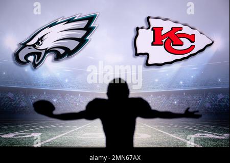 PHOENIX, USA, 30 3. JANUAR 2023: Philadelphia Eagles vs. Kansas City Chiefs. Silhouette des NFL-Spielers des american Football. Den Ball in der Hand halten. Groß Stockfoto