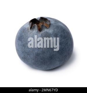 Einzelne frische, reife Blaubeere isoliert auf weißem Hintergrund Nahaufnahme Stockfoto