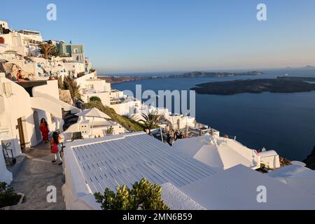 Imergovigli, Santorini, Griechenland - 29. Juni 2021: Weiß getünchte Häuser mit Terrassen und Pools und einer schönen Aussicht in Imerovigli auf der Insel Santorini, GRE Stockfoto