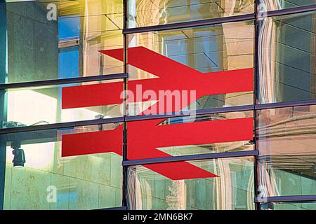 British Rail Double Arrow Logo vor Queen Street Station om Mirror Wall Glasgow, Schottland, Großbritannien Stockfoto