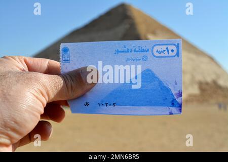 Das Ticket für die verbogene Pyramide von König Sneferu an ihrem Standort, Ein einzigartiges Beispiel für die frühe Pyramidenentwicklung in Ägypten, das sich in Dahshur Badrashin Ba befindet Stockfoto