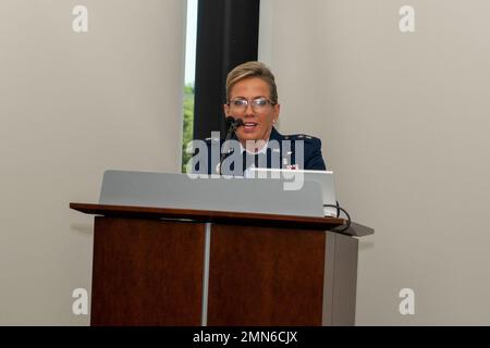 Die US Air Force Maj. General Shanna Woyak, scheidende Direktorin der Small Market and Stand Alone Military Medical Treatment Facility Organization (SSO), spricht während der Zeremonie zur Änderung der Direktion der Military Medical Treatment Facility (SSO) am 29. September 2022 in Port San Antonio, Texas. Stockfoto