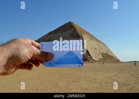 Das Ticket für die verbogene Pyramide von König Sneferu an ihrem Standort, Ein einzigartiges Beispiel für die frühe Pyramidenentwicklung in Ägypten, das sich in Dahshur Badrashin Ba befindet Stockfoto