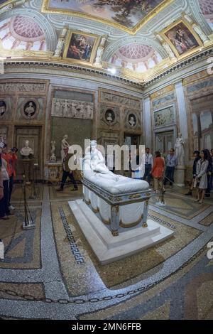 Rom, Italien - 05. Okt 2018: Touristen bewundern die Skulptur in der Galleria Borghese, Rom Stockfoto