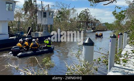 Rotunda, FL (Sept 29, 2022) Bootsteams ein und zwei der FEMA Virginia Task Force 2 beginnen mit der Suche und Rettung auf Palm Island. (FEMA-Foto von Lameen Witter) Stockfoto