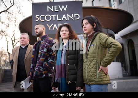 Die Familie des vermissten Mannes, Nathan Cole von links, Eamonn Cole (Vater), Luke Cole (Bruder), Hannah Cole (Schwester) im Hauptquartier der Metropolitan Police, New Scotland Yard, in London, während sie einen Appell für die sichere Rückkehr von Nathan einreichen, der seit dem Abend des 21. Januar nicht gesehen wurde, Als er plante, an einem Gig in Camden teilzunehmen. Foto: Montag, 30. Januar 2023. Stockfoto