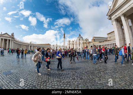 Vatikan - 06. Okt 2018: Touristen tummeln sich um den Petersplatz vor dem Petersdom Stockfoto