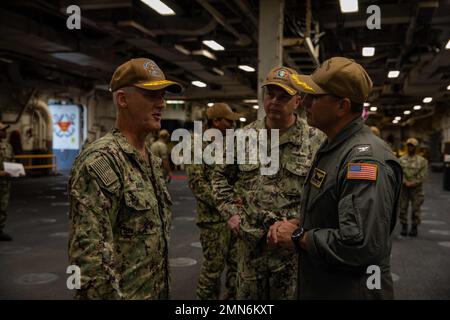 SAN DIEGO (Sept 29, 2022) – Adm Hinten. Wayne Baze, Kommandant, Expeditionary Strike Group 3, links, spricht mit Kapitän Tony Chavez, Kommandeur des amphibischen Angriffsschiffs USS Makin Island (LHD 8), rechts, und Kapitän Justin Kubu, commodore der amphibischen Squadron SEVEN, Mitte, während eines Besuchs der Organisation des Nordatlantikvertrags (NATO) an Bord von Makin Island, September 29. Der Besuch soll den NATO-Parlamentariern Gelegenheit bieten, mehr über die US-Indo-Pazifik-Politik sowie die militärische, technologische und wirtschaftliche Struktur der USA zu erfahren. Makin Island wird in San Diego heimisch. Stockfoto