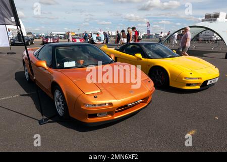Dreiviertel-Vorderansicht eines Honda NSX, ausgestellt auf dem Silverstone Classic 2022 Stockfoto