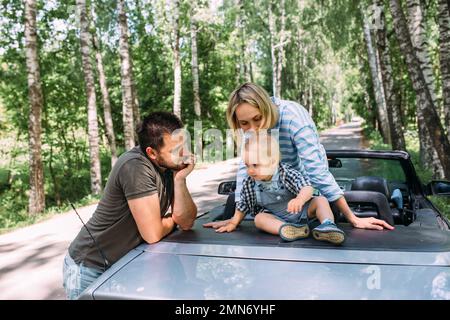 Mama, Papa und kleiner Sohn in einem Cabriolet. Sommer Familienausflug in die Natur Stockfoto