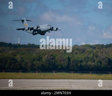 Ein 437th Airlift Wing C-17 Globemaster III Flugzeug von der Joint Base Charleston, South Carolina, trifft am 29. September 2022 in Wright-Patterson AFB, Ohio ein. Flugzeuge, Ausrüstung und Flieger kamen nach Wright-Patt, um dem Hurrikan Ian zu entkommen, der Florida überquert und nach Norden gedreht hatte. 88th Air Base Wing, AFMC, Air Force Material Command, Hurrevac, Wright-Patterson, Stockfoto