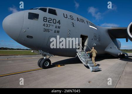 Ein 437th Airlift Wing C-17 Globemaster III Flugzeug von der Joint Base Charleston, South Carolina, trifft am 29. September 2022 in Wright-Patterson AFB, Ohio ein. Flugzeuge, Ausrüstung und Flieger kamen nach Wright-Patt, um dem Hurrikan Ian zu entkommen, der Florida überquert und nach Norden gedreht hatte. 88th Air Base Wing, AFMC, Air Force Material Command, Hurrevac, Wright-Patterson, Stockfoto