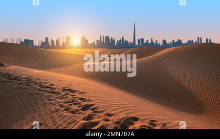 Dubai Wüste bei Sonnenuntergang, Vereinigte Arabische Emirate. Stockfoto