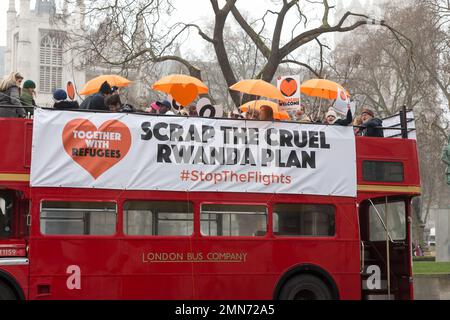 London, Großbritannien, 25. januar 2023 Ruanda Flights protestieren gegen den Bus, der um den parlamentsplatz fährt Stockfoto