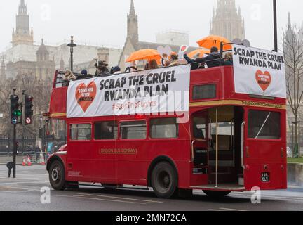 London, Großbritannien, 25. januar 2023 Ruanda Flights protestieren gegen den Bus, der um den parlamentsplatz fährt Stockfoto