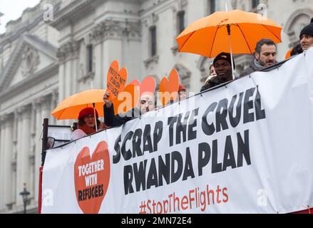 London, Großbritannien, 25. januar 2023 Ruanda Flights protestieren gegen den Bus, der um den parlamentsplatz fährt Stockfoto