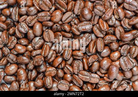 Nahaufnahme gerösteter Kaffeebohnen. Getränkekonzept Stockfoto