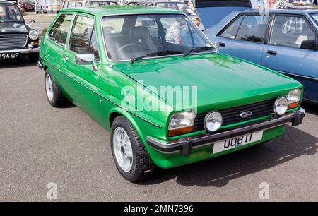 Dreiviertel Vorderansicht eines grünen, 1980, Ford Fiesta 1,3 Ghia auf dem 2022 Silverstone Classic Stockfoto