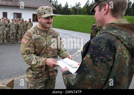 Ein US-Soldat, der 1. Squadron, 2. Cavalry Regiment (1/2CR) zugewiesen wurde, erhält den deutschen Schuetzenschnur in Gold bei einer Veranstaltung mit der deutschen Partnereinheit vom 1. September 2CR, dem Panzergrenadierbataillon 112, in Regen, Deutschland, 29. September, 2022. 1/2CR bot exemplarischen Soldaten die Möglichkeit, einen ausländischen Preis zu erhalten und mit deutschen Armeekollegen Kameradschaft aufzubauen, um NATO- und multinationale Partnerschaften zu stärken. Stockfoto