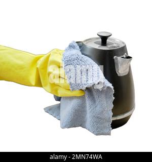 Eine Frau wischt einen elektrischen Wasserkocher mit einem Lappen ab, wenn sie eine Küche reinigt, isoliert auf weißem Hintergrund Stockfoto