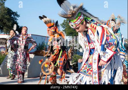 Größeres Versprechen für indianische Tänzer, treten während der jährlichen American Indian Dance Exhibition 6. zum Texas American Indian Heritage Day in der Joint Base San Antonio-Randolph, Texas, am 29. September 2022 auf. Zeremonielle Trommler spielten und sangen, während der Tanz vor dem Wahrzeichen Randolphs, dem Taj Mahal, aufgeführt wurde. Stockfoto