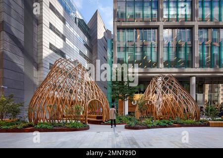 Weitwinkelblick nach Süden mit Blick auf die beiden Pavillons in Bezug auf die Bürogebäude. Osnaburgh Pavillon am Regents Place, London, United Kingd Stockfoto