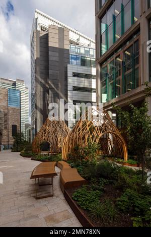 Nach Osten in Richtung Euston Tower. Osnaburgh Pavilion in Regents Place, London, Großbritannien. Architekt: NEX, 2022. Stockfoto