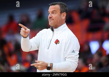 29. Januar 2023: Cheftrainer der Louisville Cardinals Jeff Walz Gesten Against the Syracuse Orange während der ersten Hälfte eines Basketballspiels der NCAA WomenÕs am Sonntag, den 29. Januar 2023 auf der JMA Wireless Dome in Syracuse, New York. Rich Barnes/CSM Stockfoto