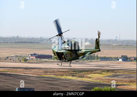 Flieger der 54. Hubschrauber-Geschwader, der 69. Bomb-Geschwader und der US-Armee Green Beret Joint Terminal Attack Controller von Joint Base Lewis McChord, Washington, nehmen an einer Gruppenübung in Minot, North Dakota, am 29. September 2022 Teil. Die Übung beinhaltete Konvoi-Operationen und Tests der Interoperabilität der beteiligten Kräfte. Stockfoto