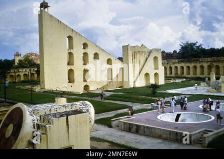 Historisch, Archivansicht Mit Blick Auf Das Jantar Mantar Observatory, Jaipur, Indien, 1990 Stockfoto