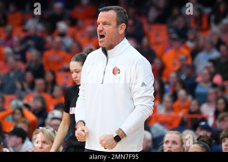 29. Januar 2023: Cheftrainer der Louisville Cardinals Jeff Walz reagiert auf ein Spiel gegen die Syracuse Orange während der ersten Hälfte eines Basketballspiels der NCAA WomenÕs am Sonntag, den 29. Januar 2023, auf der JMA Wireless Dome in Syracuse, New York. Rich Barnes/CSM Stockfoto