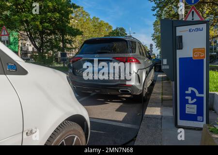 E-Cars an Batterieladestation, Stuttgart, Baden Württemberg, Süddeutschland, Europa Stockfoto