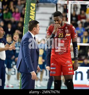 Pala AGSM-AIM, Verona, Italien, 29. Januar 2023, Marlon Yant (Cucine Lube civitanova) und Gianlorenzo Blengini (Cheftrainer von Cucine Lube Civitanova) Stockfoto