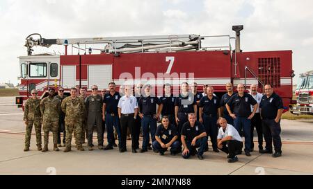 Die Flieger der 97. Expeditionary Air Betankungsmannschaft und die türkischen Feuerwehrleute, die der 39. Civil Engineer Squadron zugeordnet sind, posieren während eines Feuerwehrtrainings auf der Incirlik Air Base, Türkei, am 29. September 2022 für ein Foto vor einem Feuerwehrauto. Die Mitglieder der 97. EARS-Crew trainierten türkische Feuerwehrleute auf einer Vielzahl von Flugzeugfunktionen, um die Interoperabilität mit US-amerikanischen Besatzungen zu verbessern. Diese Schulung stellt sicher, dass 39. türkische CES-Feuerwehrleute in Notsituationen helfen können, sodass die 97. OHRENSCHÜTZER alliierte und Koalitionspartner-Flugzeuge unterstützen und die NATO verteidigen können Stockfoto