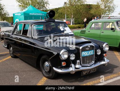 Dreiviertel Vorderansicht eines Schwarzen, 1960, Ex-Polizisten, Wolseley 6/99, ausgestellt im Silverstone Classic 2022 Stockfoto