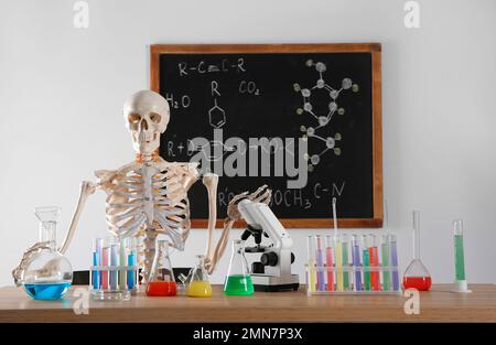 Skelett und verschiedene Chemieglasgeräte im Klassenzimmer Stockfoto