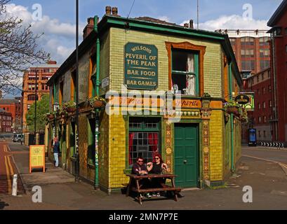 Manchesters ikonischer Pub - The Peveril of the Peak, grün geflieste Bar in 127 Great Bridgewater St, Manchester, England, UK, M1 5JQ Stockfoto