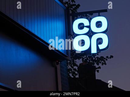 Blaues CO-OP-Schild, Supermarkt, 156 Knutsford Road, Grappenhall, Warrington, Cheshire, England, Großbritannien, WA4 2QU Stockfoto