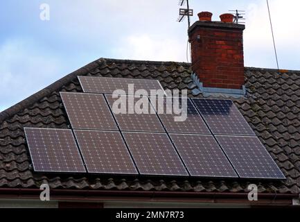 Solar-Solar-Solarpaneele für den Haushalt, Siliziumpaneele, in einem Einzelhaus, Warrington, Cheshire, England, Vereinigtes Königreich, WA4 Stockfoto