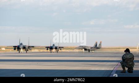 US Air Force Airmen, die dem 389. Fighter Squadron Taxi F-15E Strike Eagles auf der Mountain Home Air Force Base, Idaho, zugewiesen wurden, 29. September 2022. Die Flieger der Luftwaffe reisten in Flügen von vier Personen an, um bei ihrem weltweiten Einsatz Unterstützung zu leisten. Stockfoto