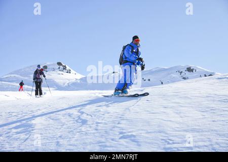 Eine Skitruppe mit ihrem Skilehrer auf einer abseits der Piste, Frankreich am 27. Januar 2023. Illustration des Serre-Chevalier Skigebiets, das Ende Januar nicht an Schnee mangelt. Foto: Thibaut Durand /ABACAPRESS.COM Stockfoto