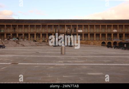 Manchester, England, 13. November 2022. Halifax; West Yorkshire. England. 26. Januar 2023 The Piece Hall ist ein denkmalgeschütztes Gebäude der Kategorie I in Halifax, West Yorkshire, England. Es wurde als Stoffhalle für Webstühle gebaut, um die von ihnen hergestellten Wolltuchteile zu verkaufen. ©GED Noonan/Alamy Stockfoto