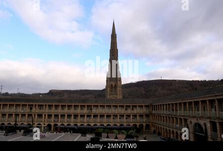 Halifax; West Yorkshire. England. 26. Januar 2023 The Piece Hall ist ein denkmalgeschütztes Gebäude der Kategorie I in Halifax, West Yorkshire, England. Es wurde als Stoffhalle für Webstühle gebaut, um die von ihnen hergestellten Wolltuchteile zu verkaufen. ©GED Noonan/Alamy Stockfoto