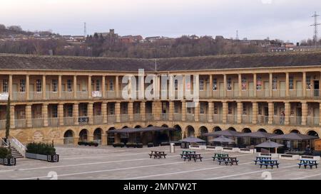 Manchester, England, 13. November 2022. Halifax; West Yorkshire. England. 26. Januar 2023 The Piece Hall ist ein denkmalgeschütztes Gebäude der Kategorie I in Halifax, West Yorkshire, England. Es wurde als Stoffhalle für Webstühle gebaut, um die von ihnen hergestellten Wolltuchteile zu verkaufen. ©GED Noonan/Alamy Stockfoto