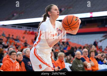 29. Januar 2023: Syracuse Orange Guard Georgia Woolley (5) schießt in der ersten Hälfte eines Basketballspiels der NCAA WomenÕs am Sonntag, dem 29. Januar 2023, auf der JMA Wireless Dome in Syracuse, New York, gegen die Louisville Cardinals. Rich Barnes/CSM Stockfoto